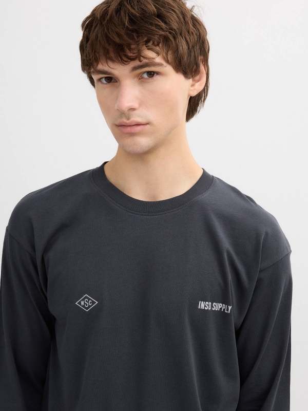Camiseta de manga longa fita cinza vista detalhe