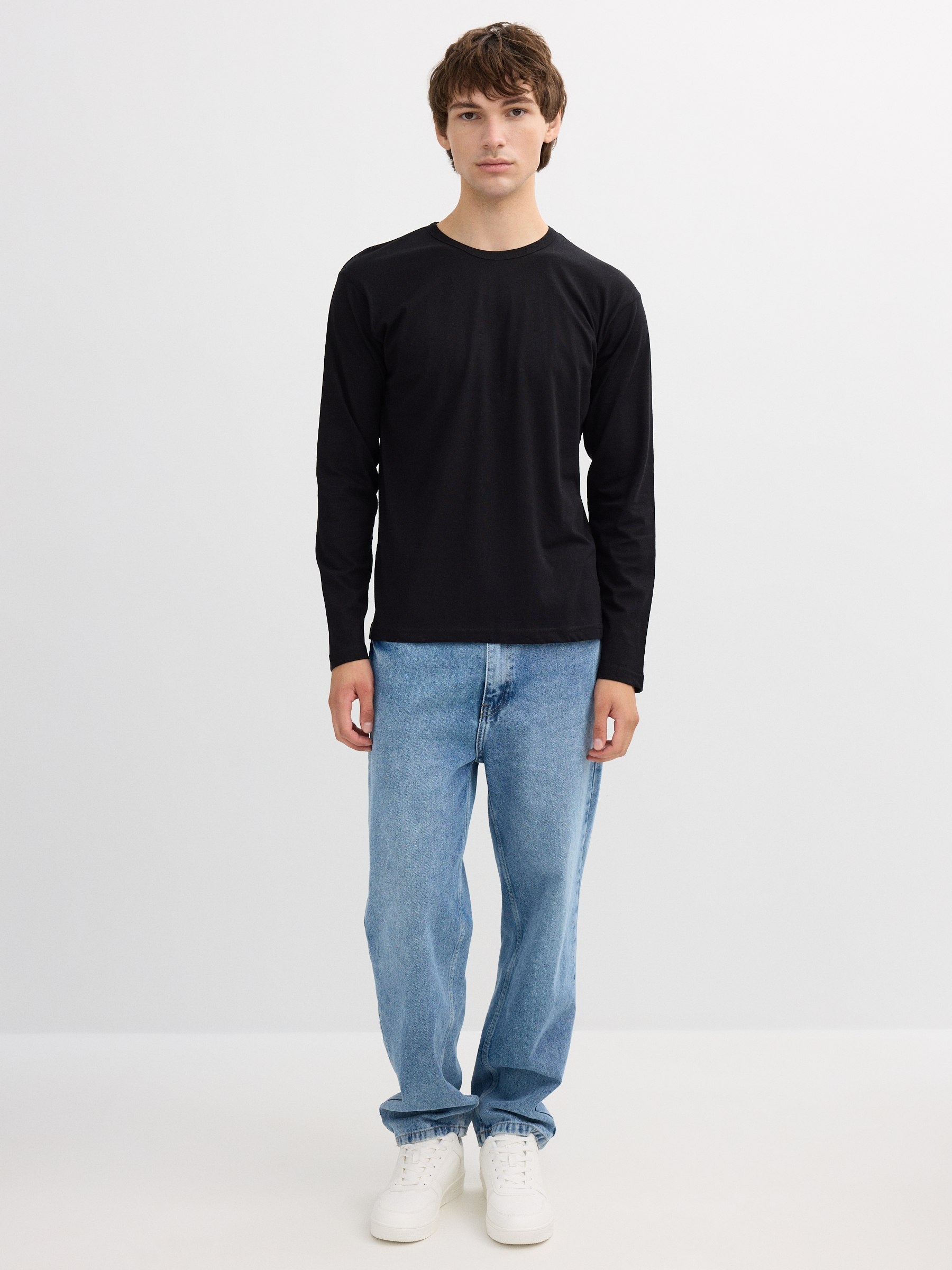 Basic long sleeve t-shirt black middle front view