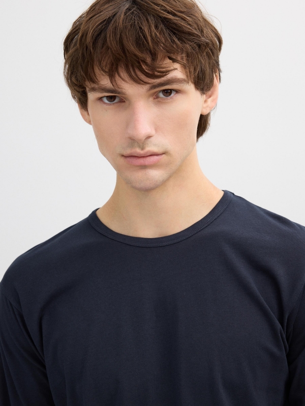 Basic long sleeve t-shirt blue detail view