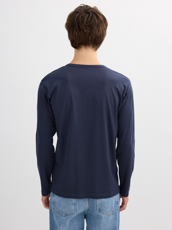 Camiseta de manga longa lisa com gola de botões azul marinho vista meia traseira