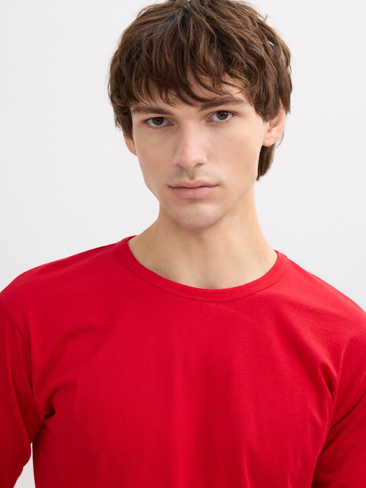 Camiseta básica manga larga rojo vista detalle