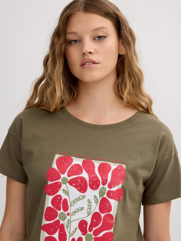 Camiseta de manga curta estampada com flores taupe vista detalhe