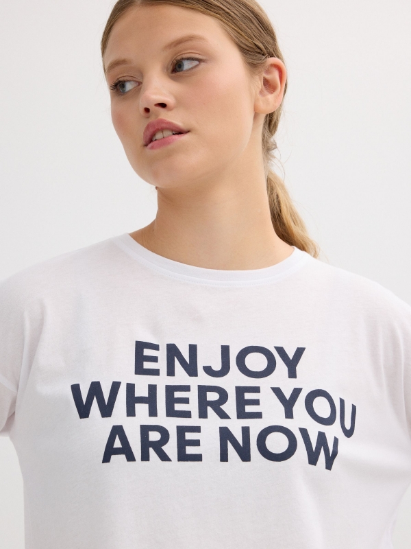 Camiseta manga larga estampado texto blanco vista detalle
