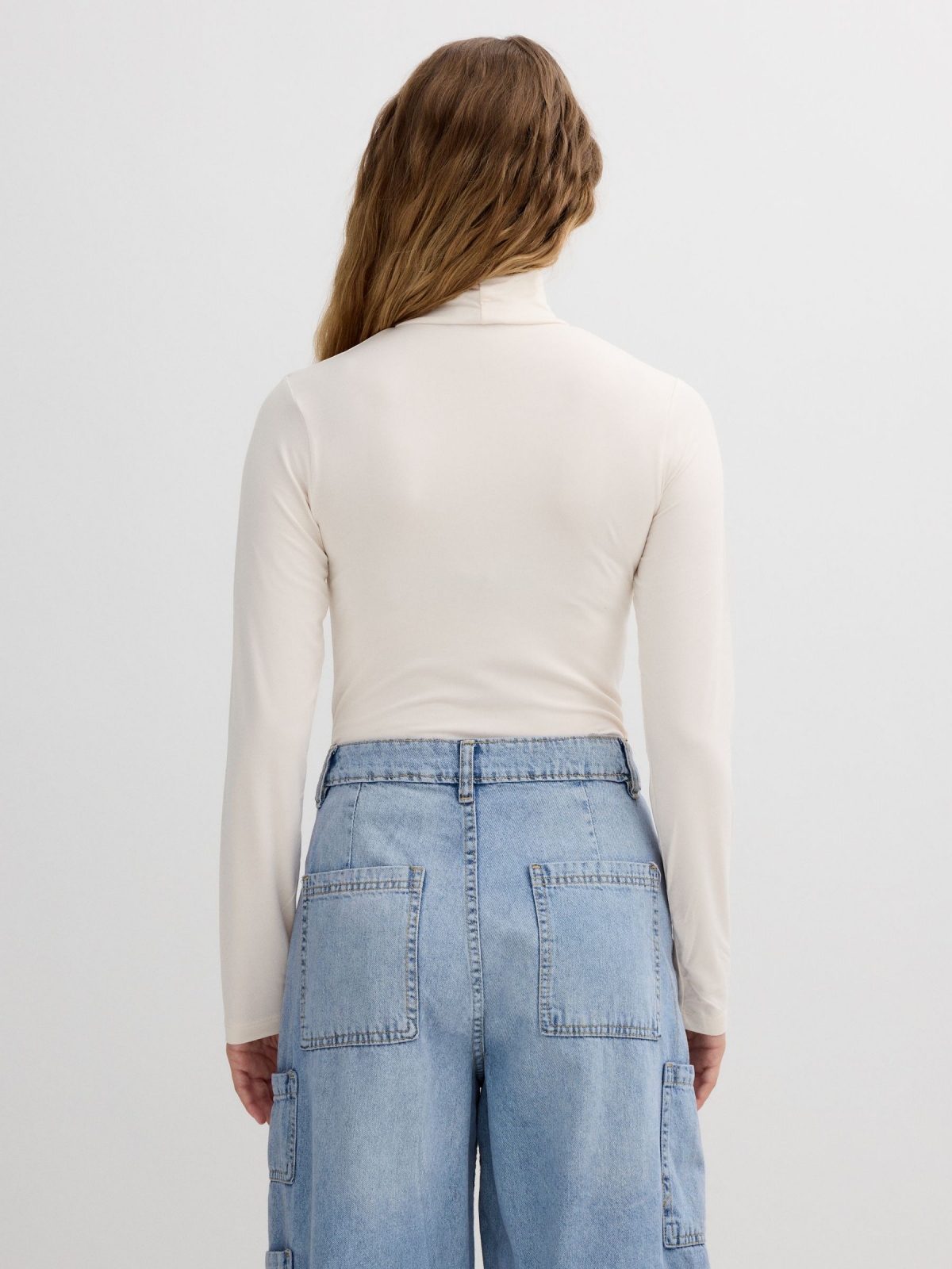 Camiseta de manga longa gola alta off white vista meia traseira