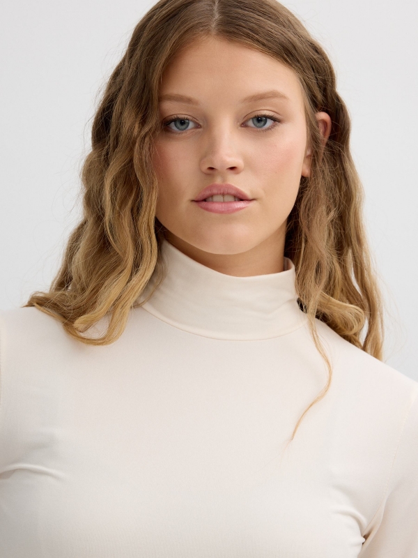 Long-sleeve turtleneck shirt off white detail view