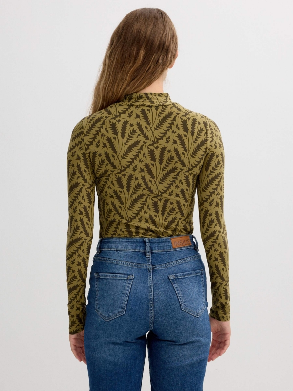 Camiseta de manga longa gola perkins estampada com folhas verde oliva vista meia traseira