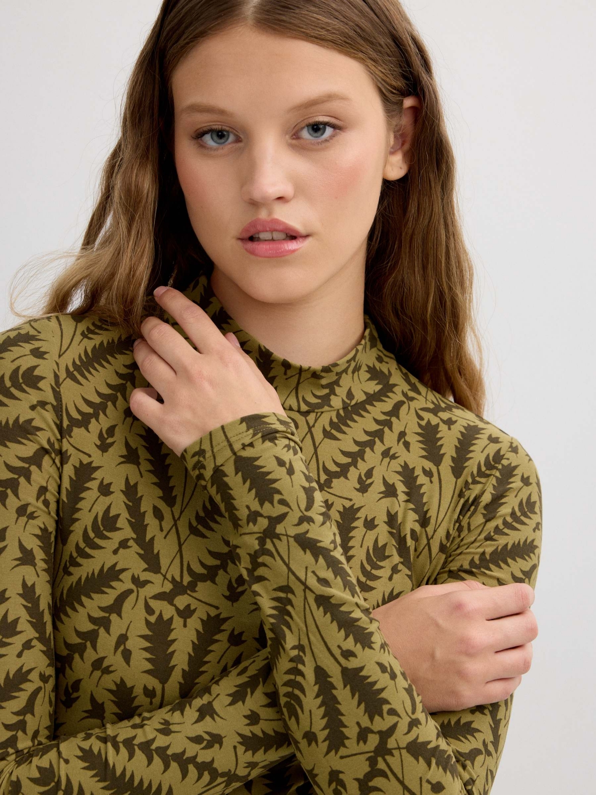 Camiseta de manga longa gola perkins estampada com folhas verde oliva vista detalhe