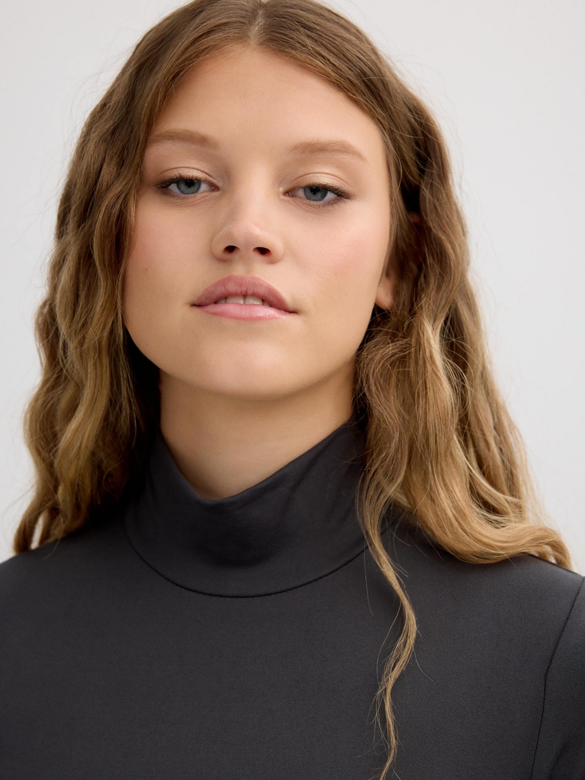 Long-sleeve turtleneck shirt dark grey detail view