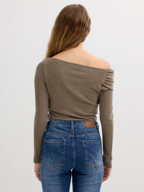 Camiseta de manga longa com gola assimétrica taupe vista meia traseira