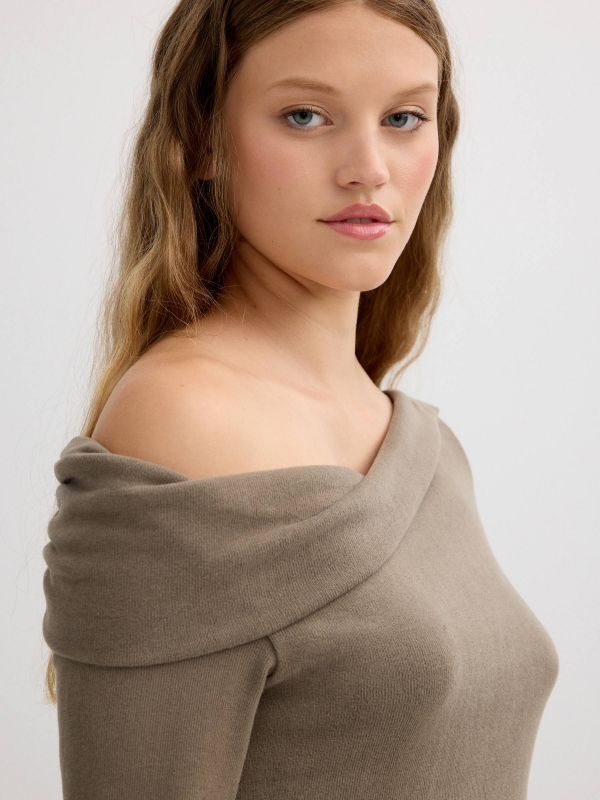 Camiseta manga larga cuello asimétrico taupe vista detalle