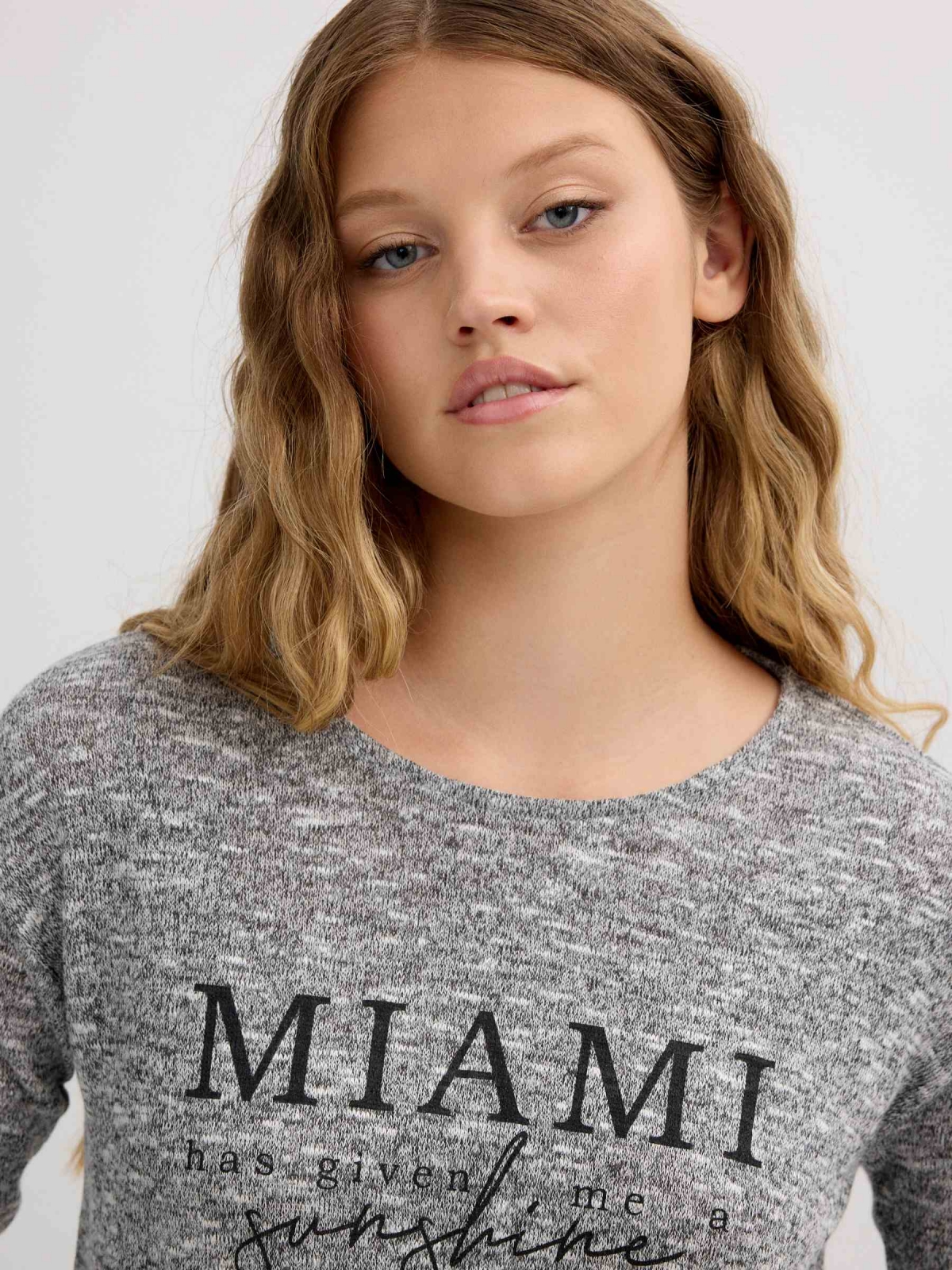 Camiseta estampado Miami gris melange vista detalle