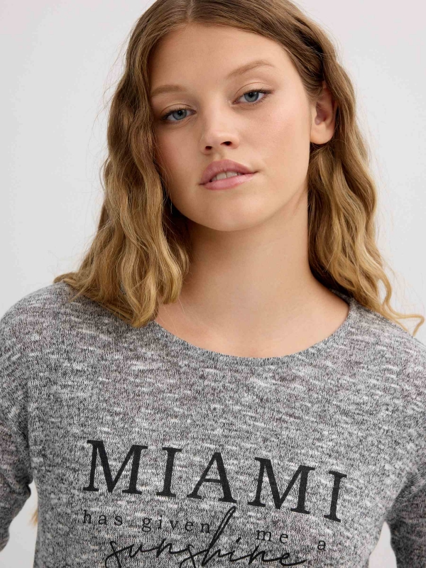 Camiseta estampado Miami gris melange vista detalle