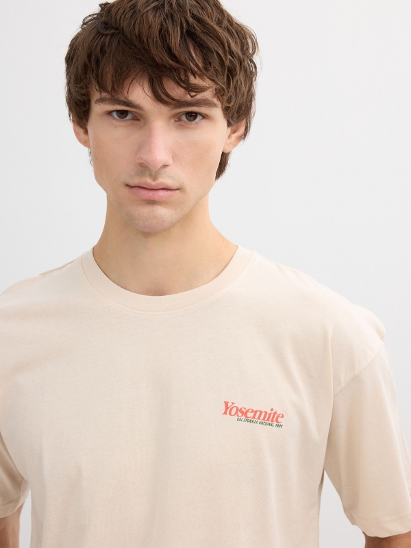 Camiseta estampado Yosemite crudo vista detalle