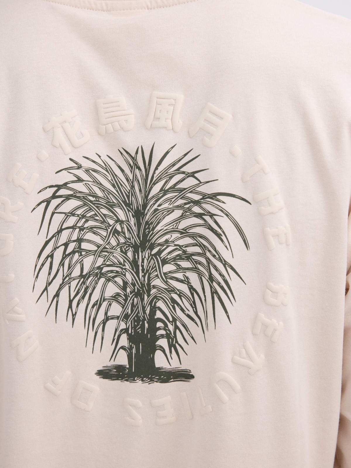 Camiseta manga larga estampado oriental crudo vista detalle