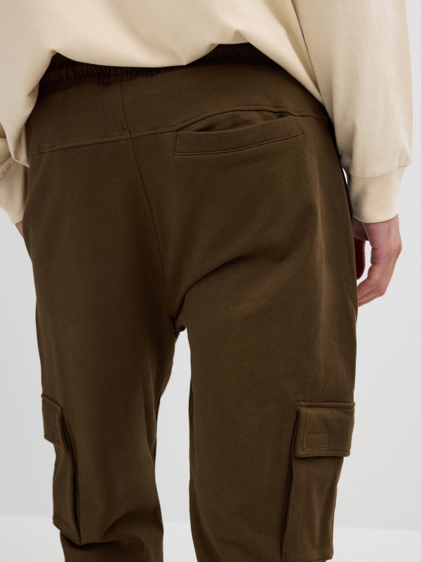 Pantalón jogger deportivo marrón vista detalle