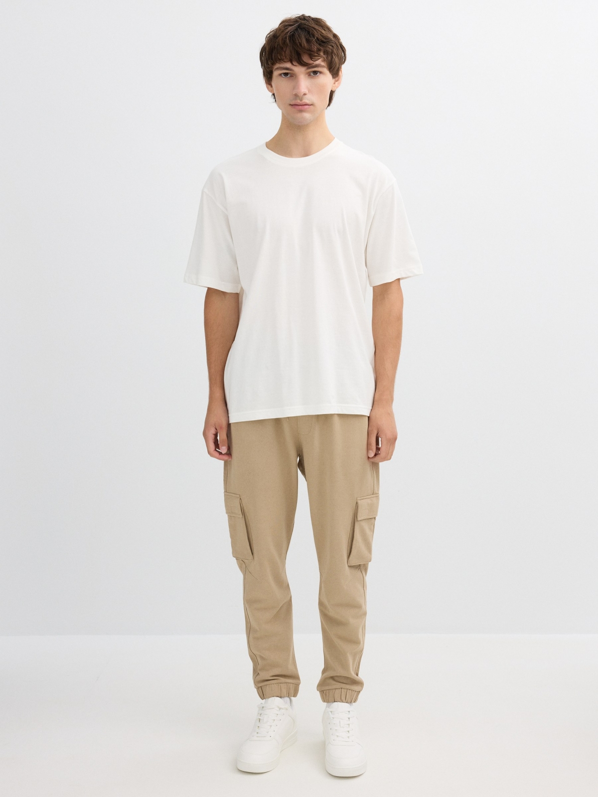 Pantalón jogger deportivo beige vista general frontal