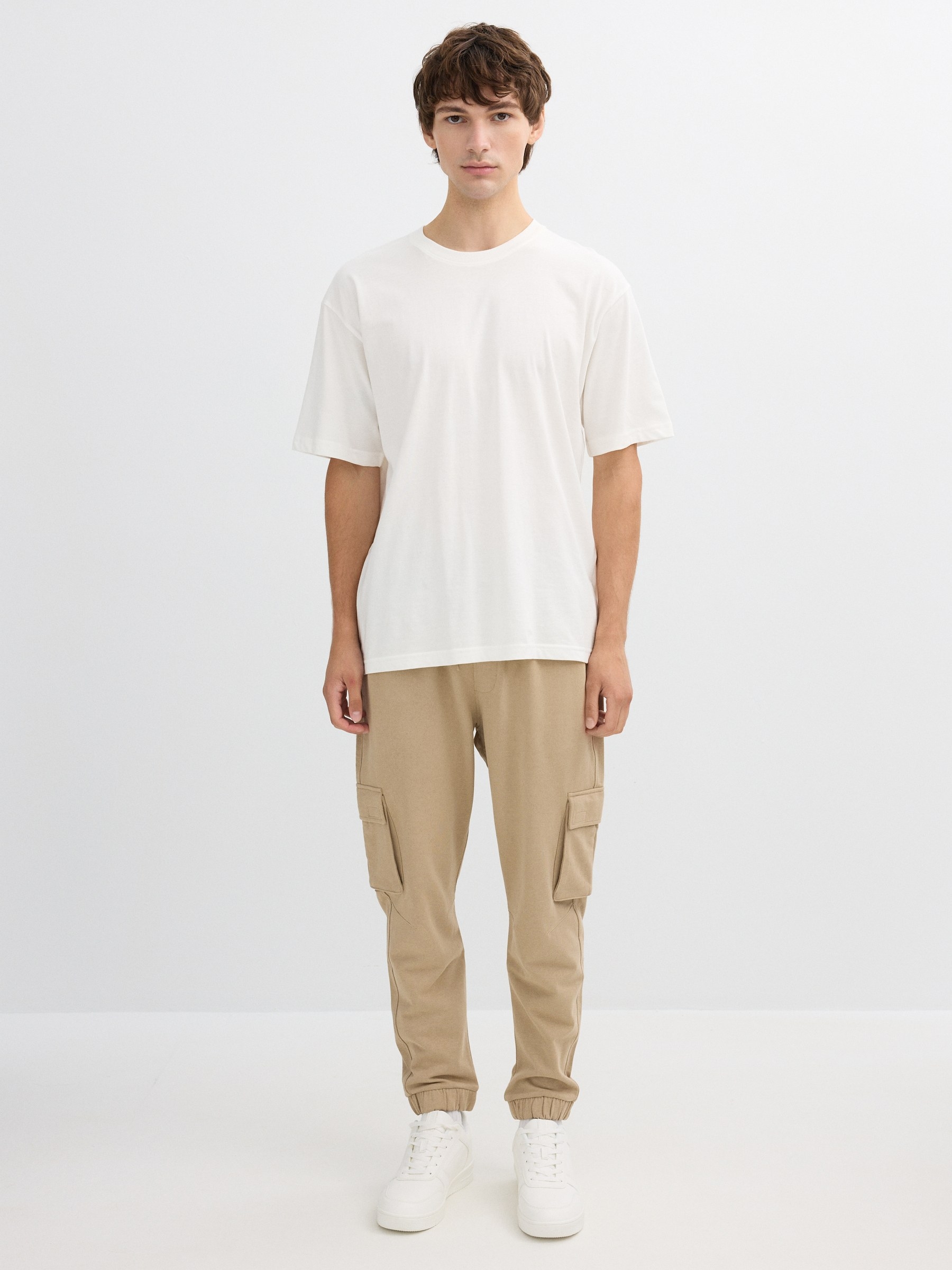 Calça jogger esportiva bege vista geral frontal