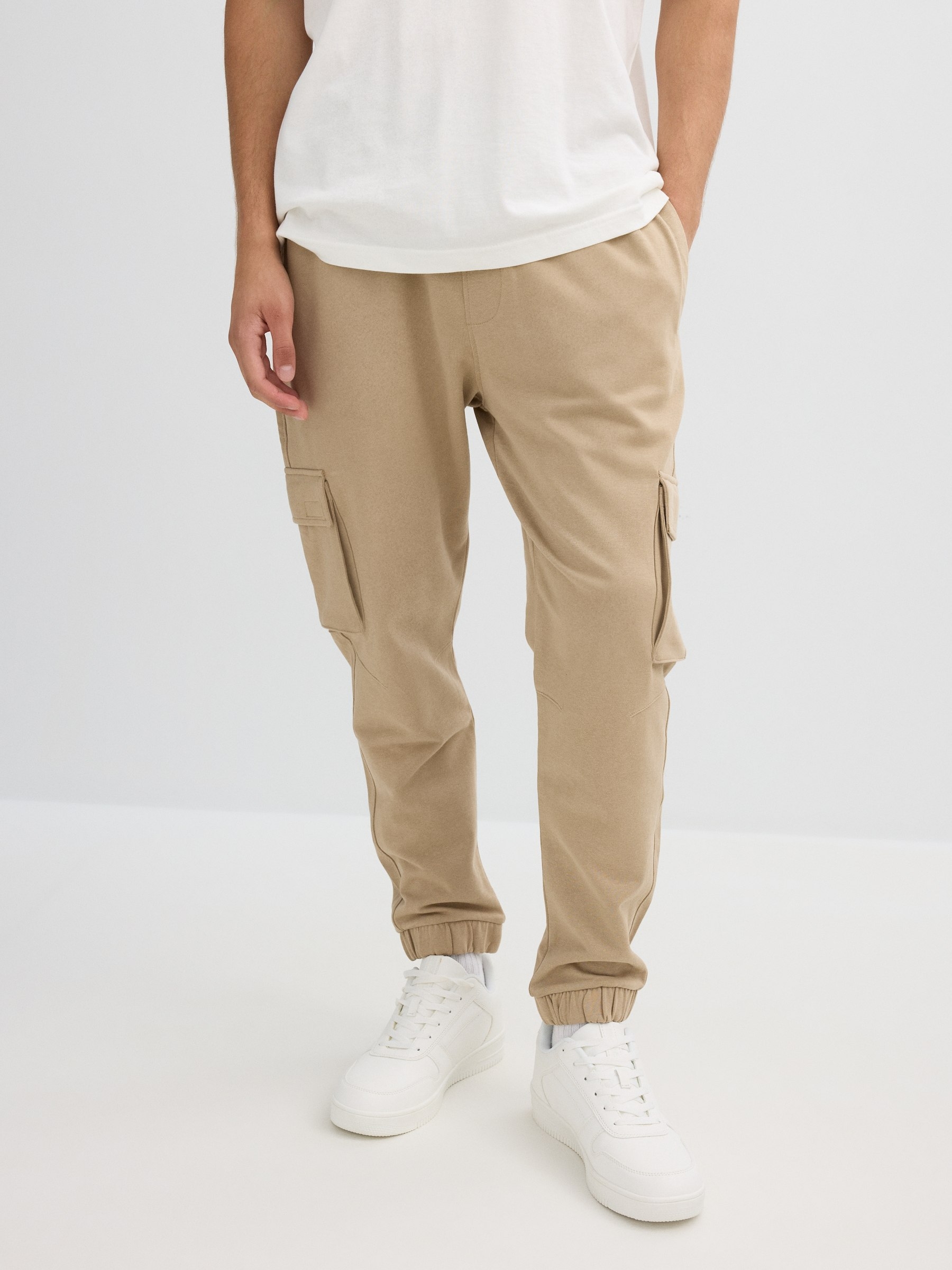 Calça jogger esportiva bege vista geral frontal