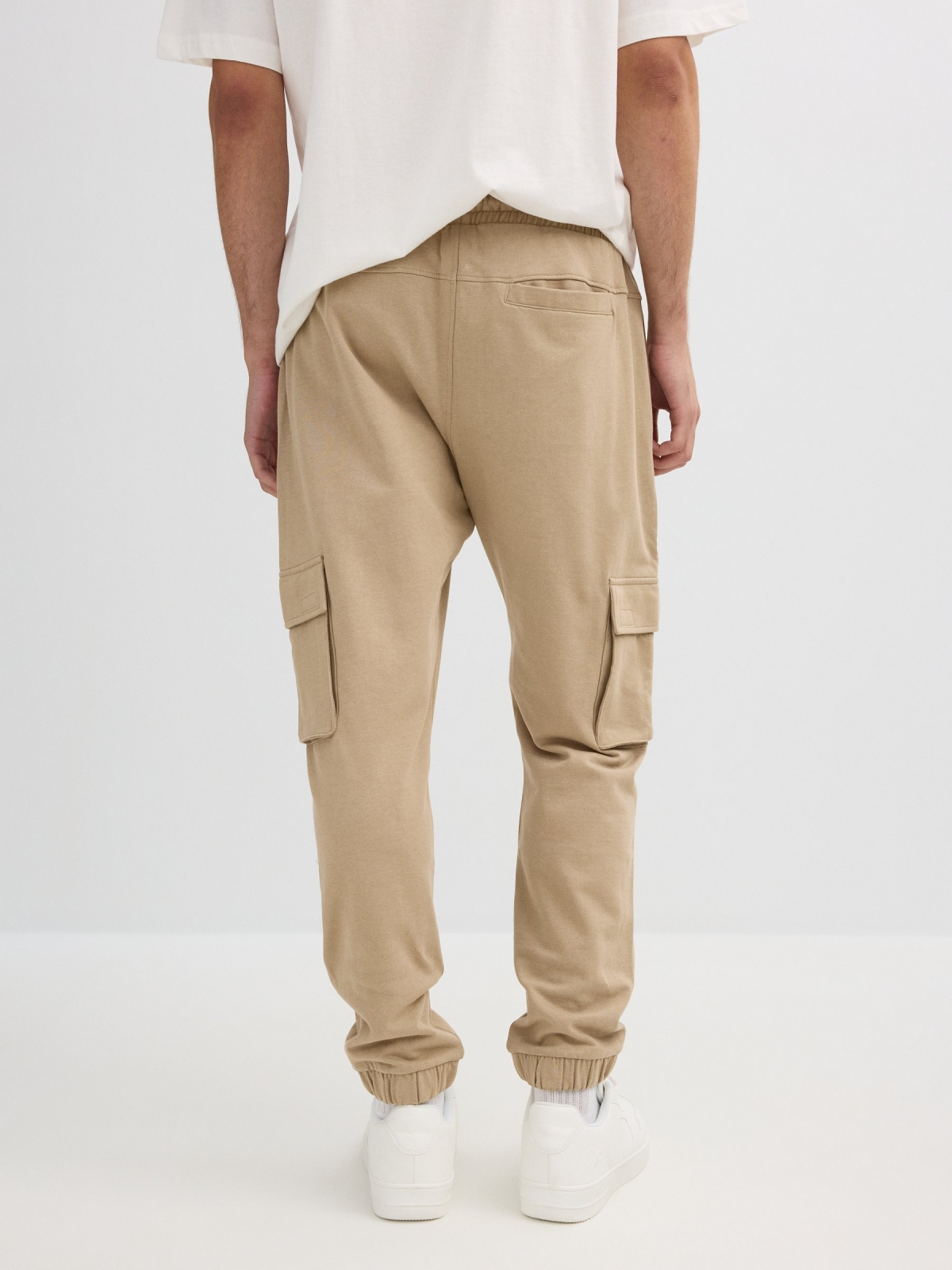 Pantalón jogger deportivo beige vista media trasera