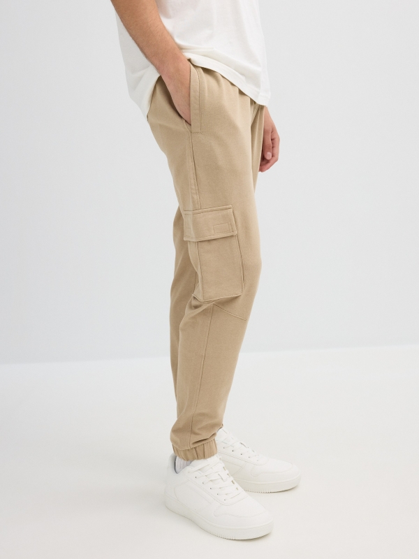 Pantalón jogger deportivo beige vista detalle