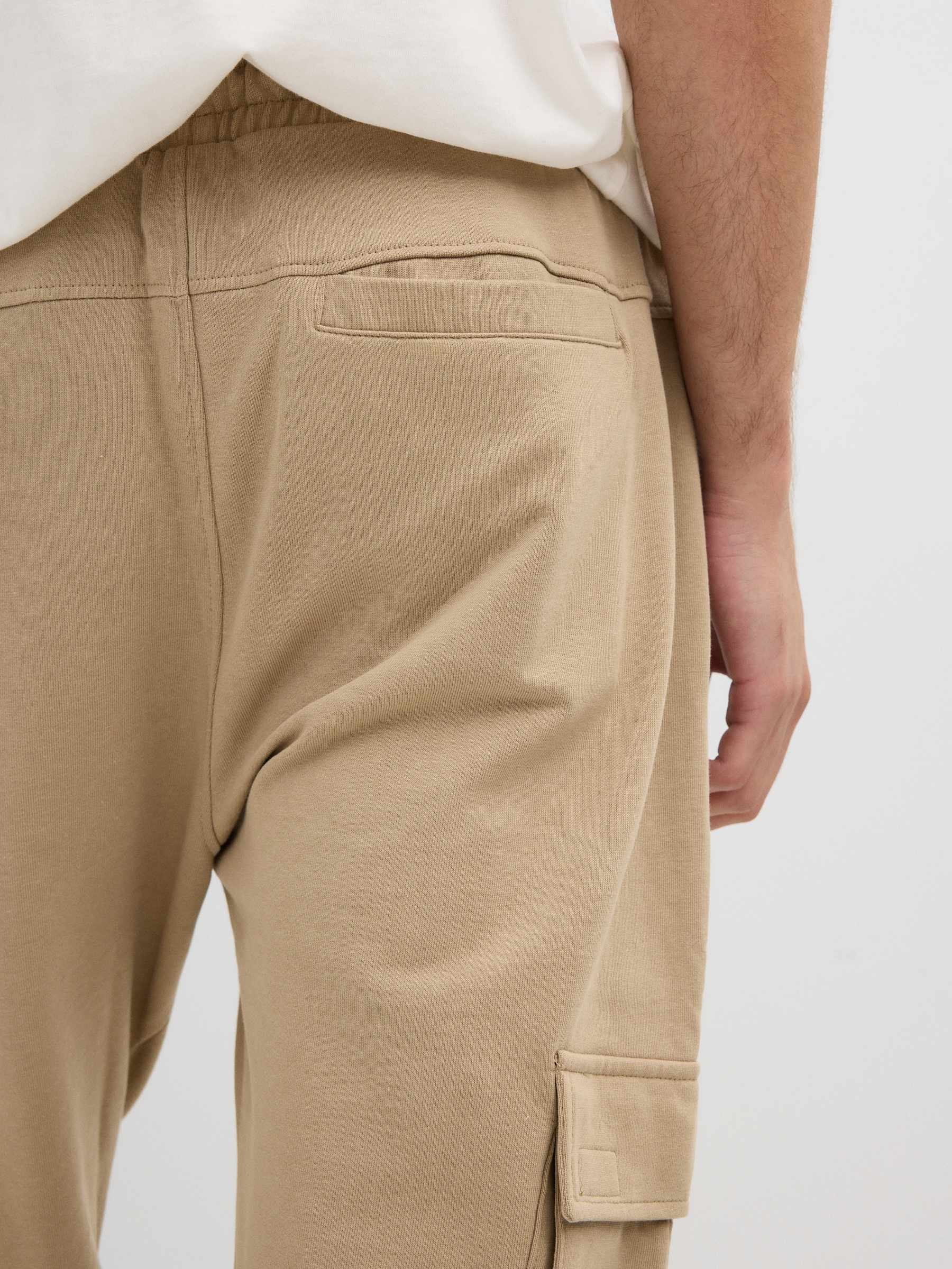 Pantalón jogger deportivo beige vista general frontal