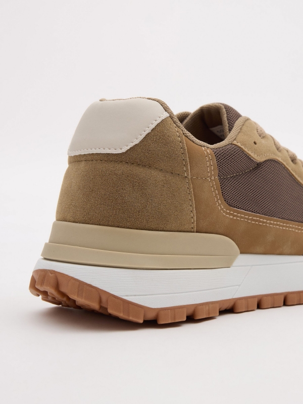 Zapatilla deportiva combinada beige crudo vista detalle