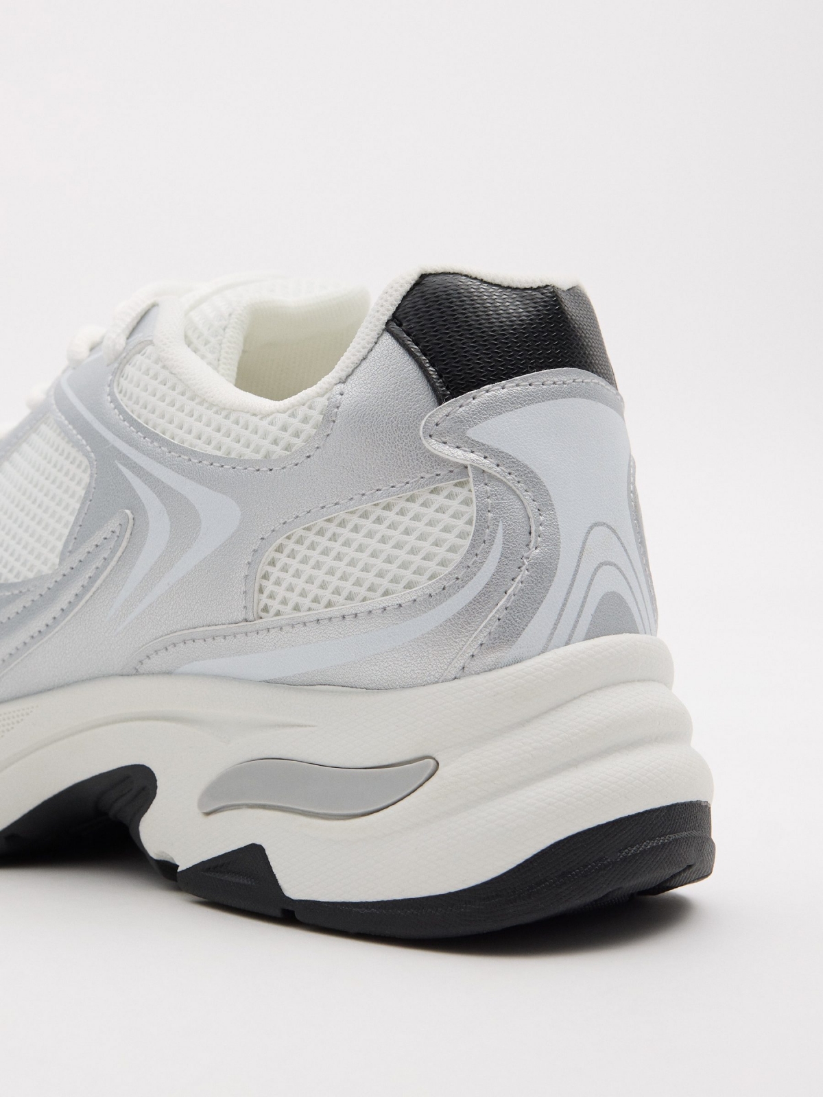 Zapatilla running combinada metalizada blanco vista detalle