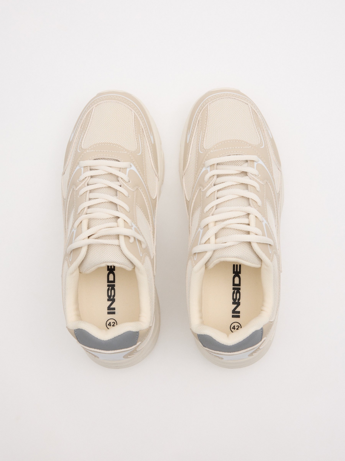 Zapatilla running combinada beige crudo vista cenital