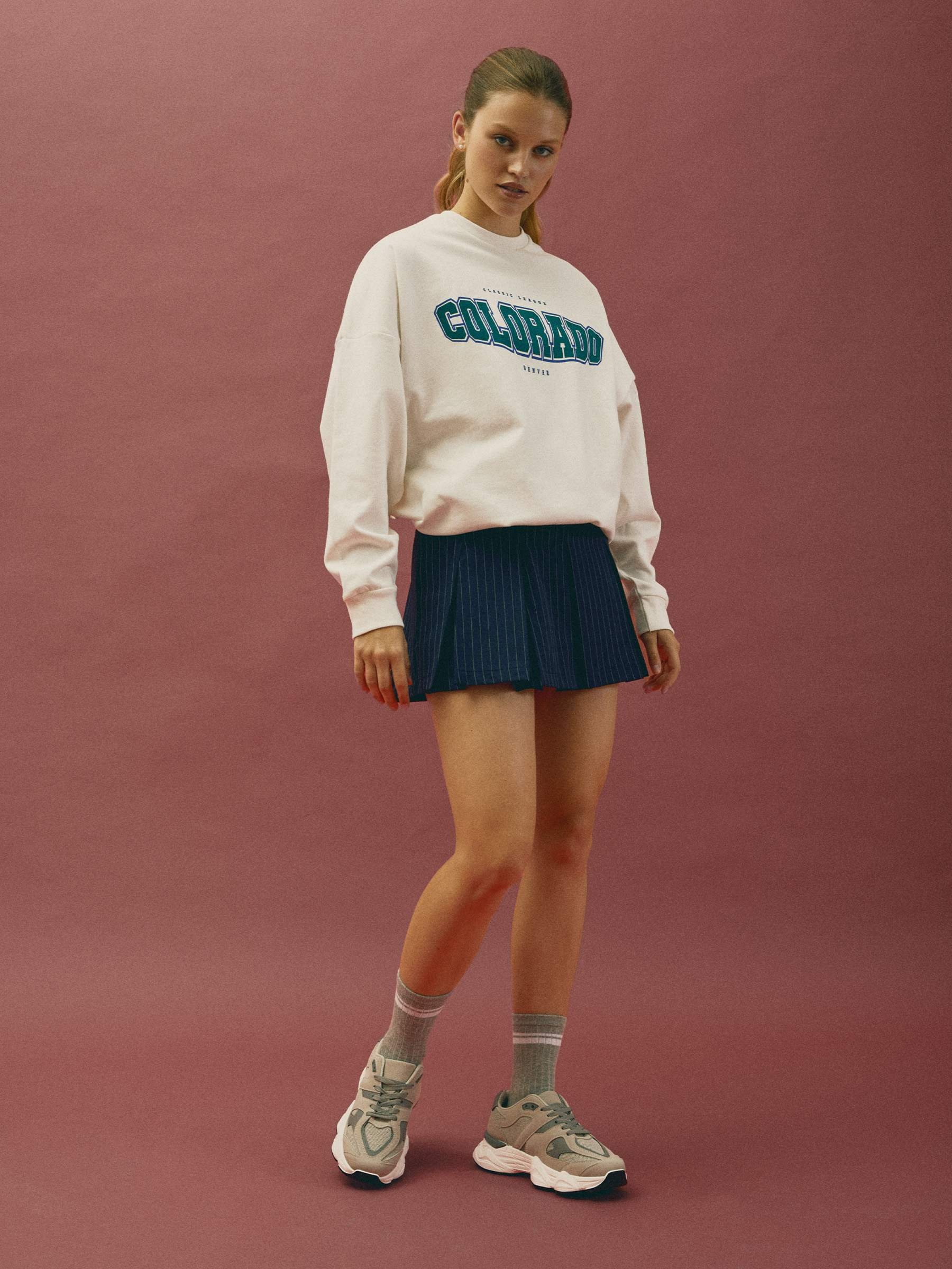 Sweatshirt oversized com estampado off white vista meia frontal