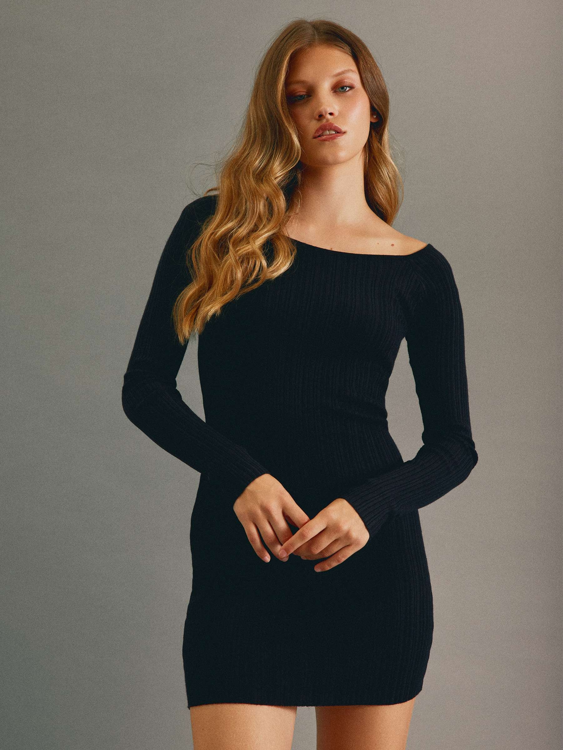 Vestido mini cuello de barco negro vista media frontal