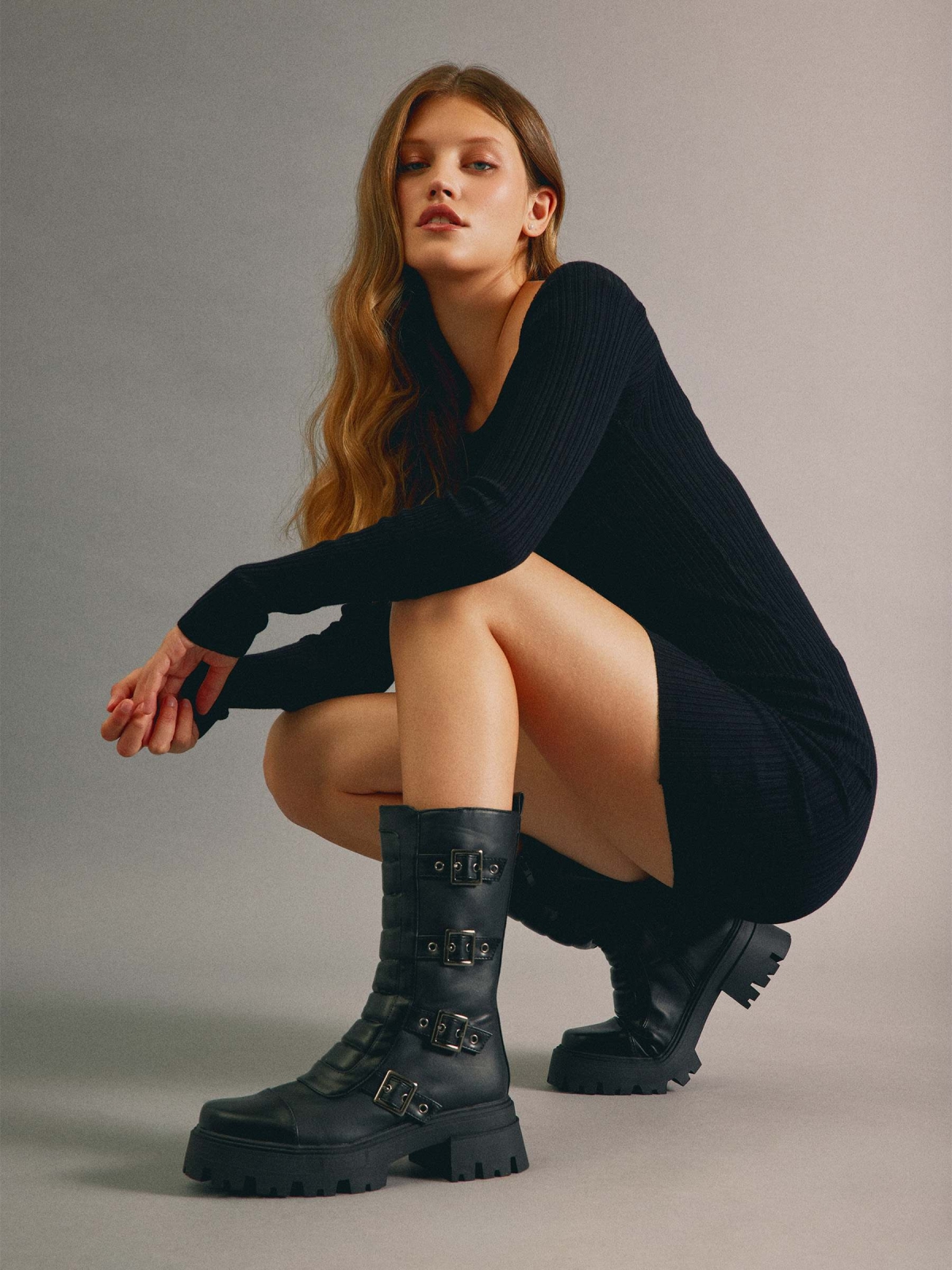  Bota de cano médio com fivelas preto