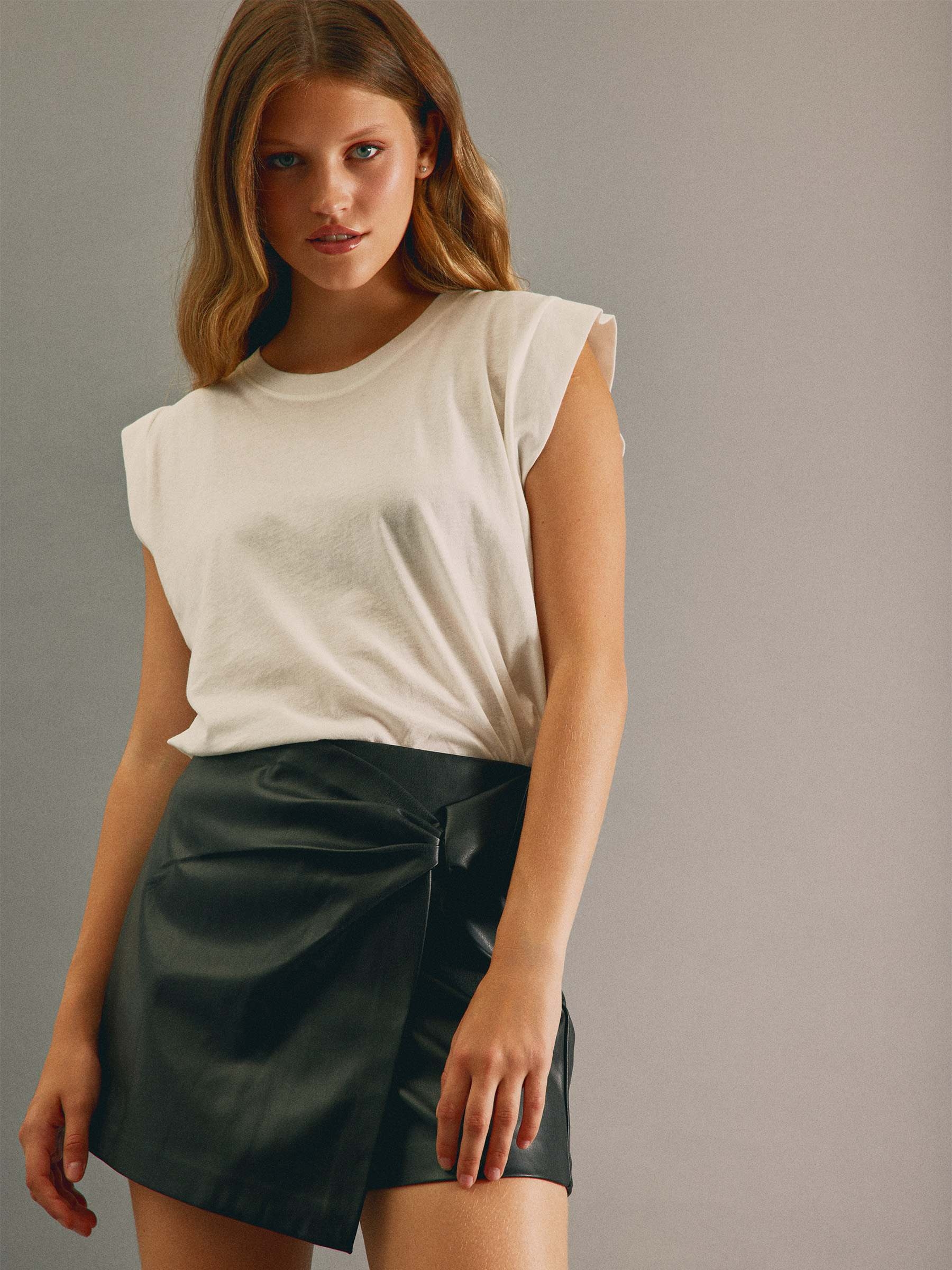 Falda pantalón mini negra efecto piel nudo negro vista media frontal