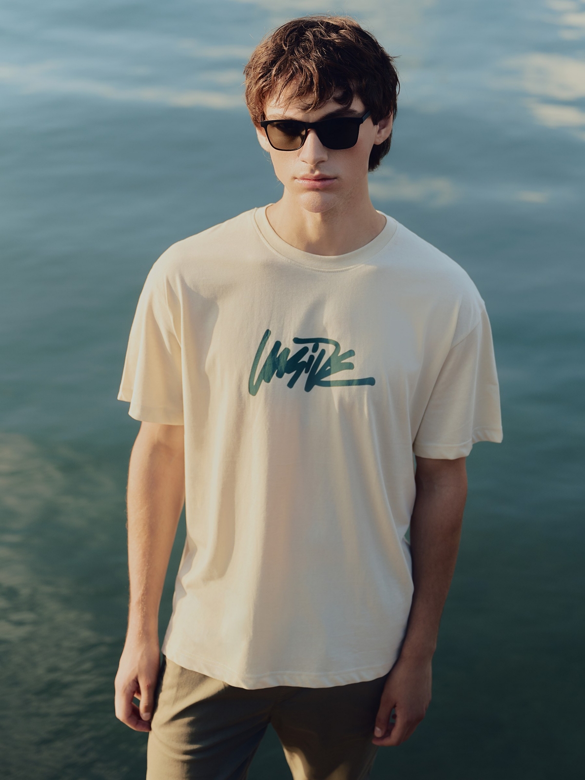  Camiseta estampa texto Inside areia