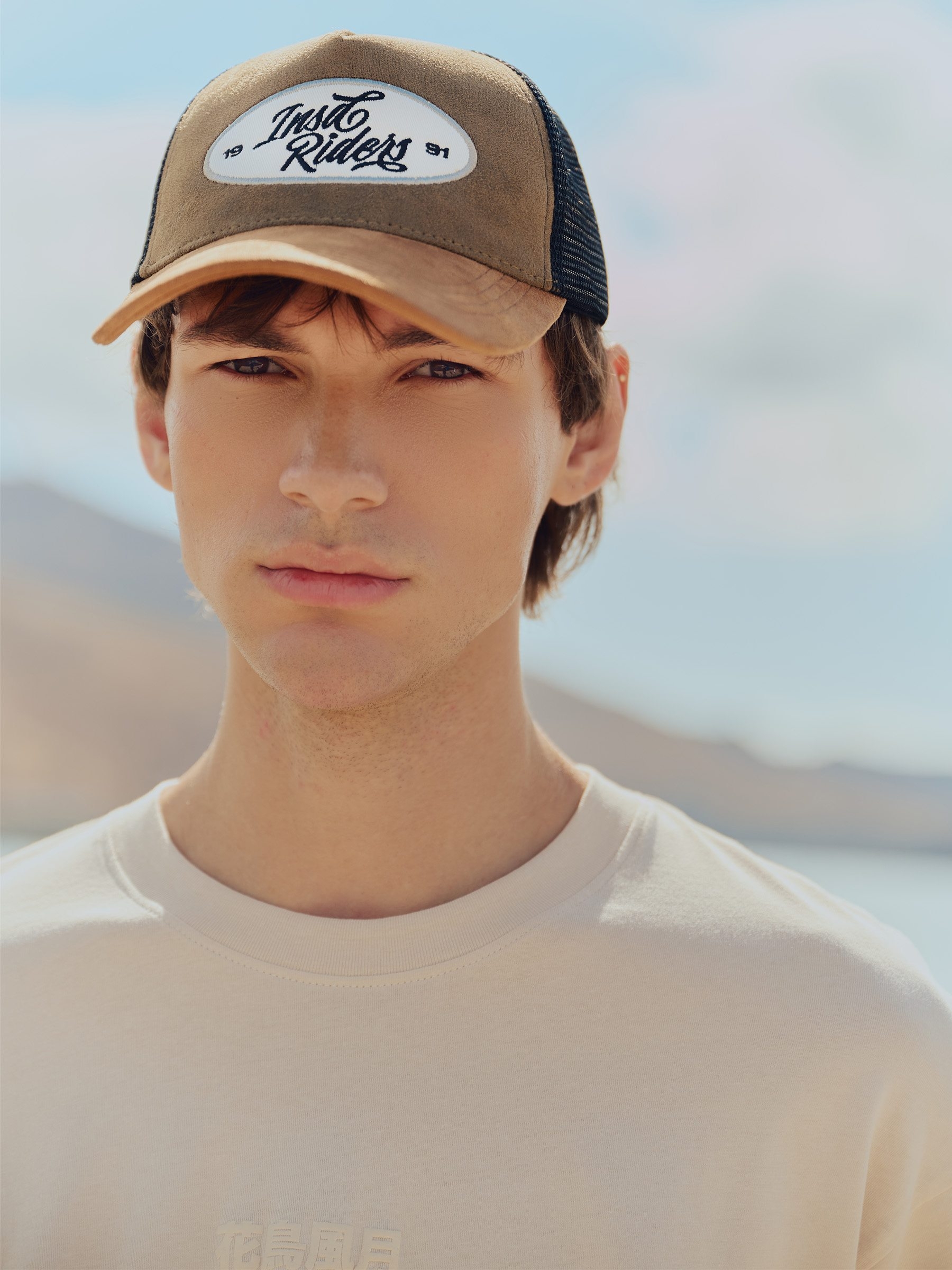 Gorra trucker marrón marrón vista lateral frontal 45º