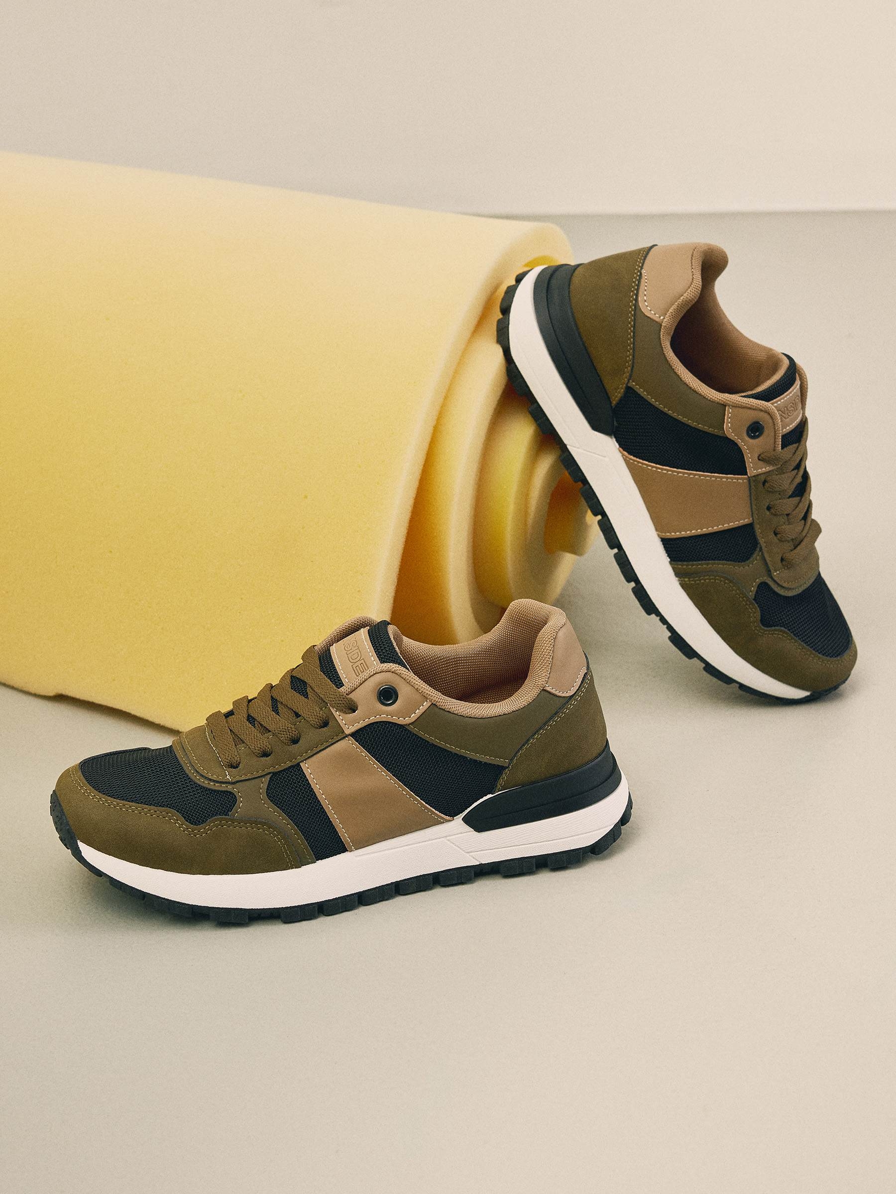 Zapatilla deportiva combinada negro