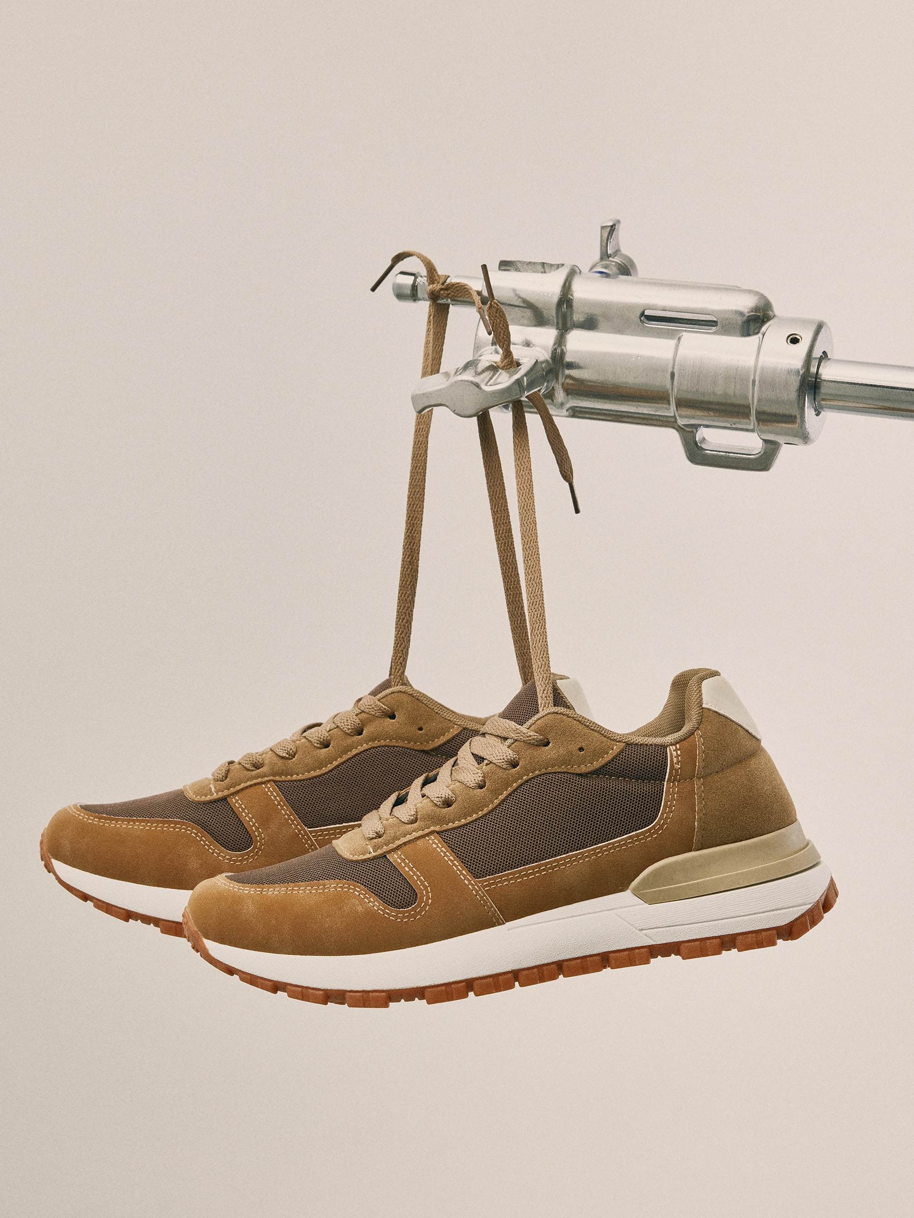 Zapatilla deportiva combinada beige crudo