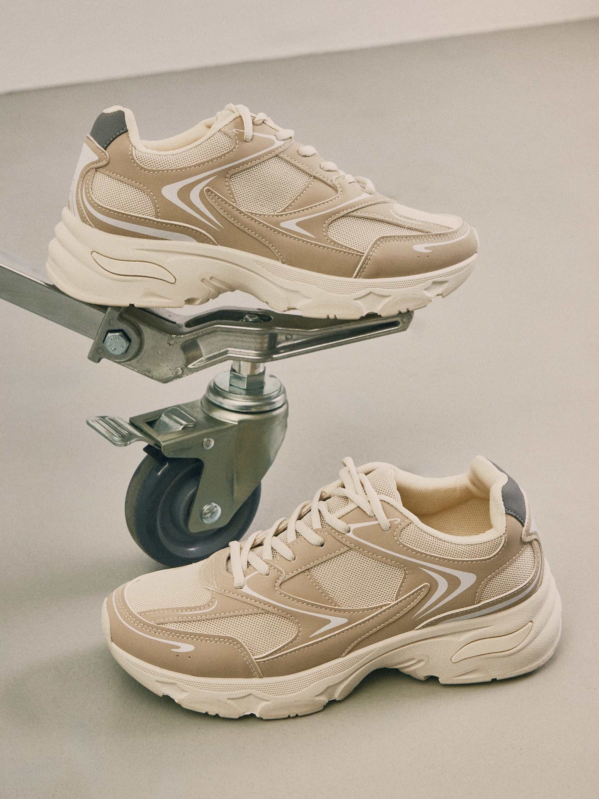 %New% Zapatilla running combinada beige crudo