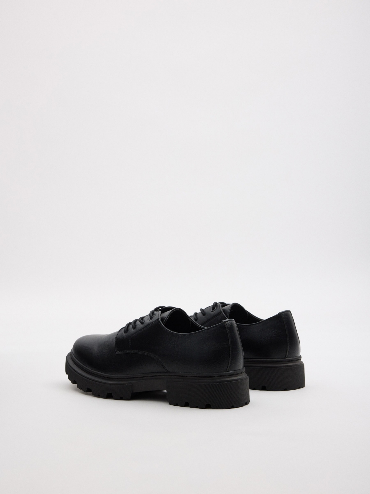Zapato de vestir suela dentada negro vista trasera 45º