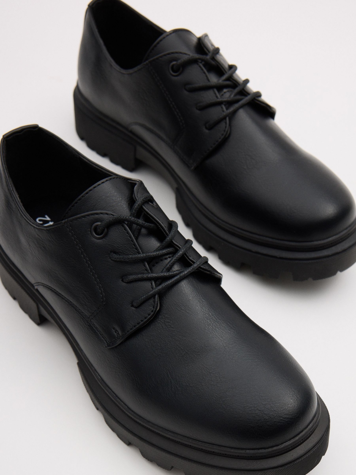 Zapato de vestir suela dentada negro vista detalle