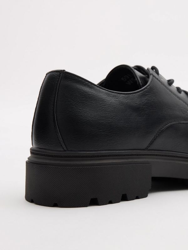 Zapato de vestir suela dentada negro vista detalle