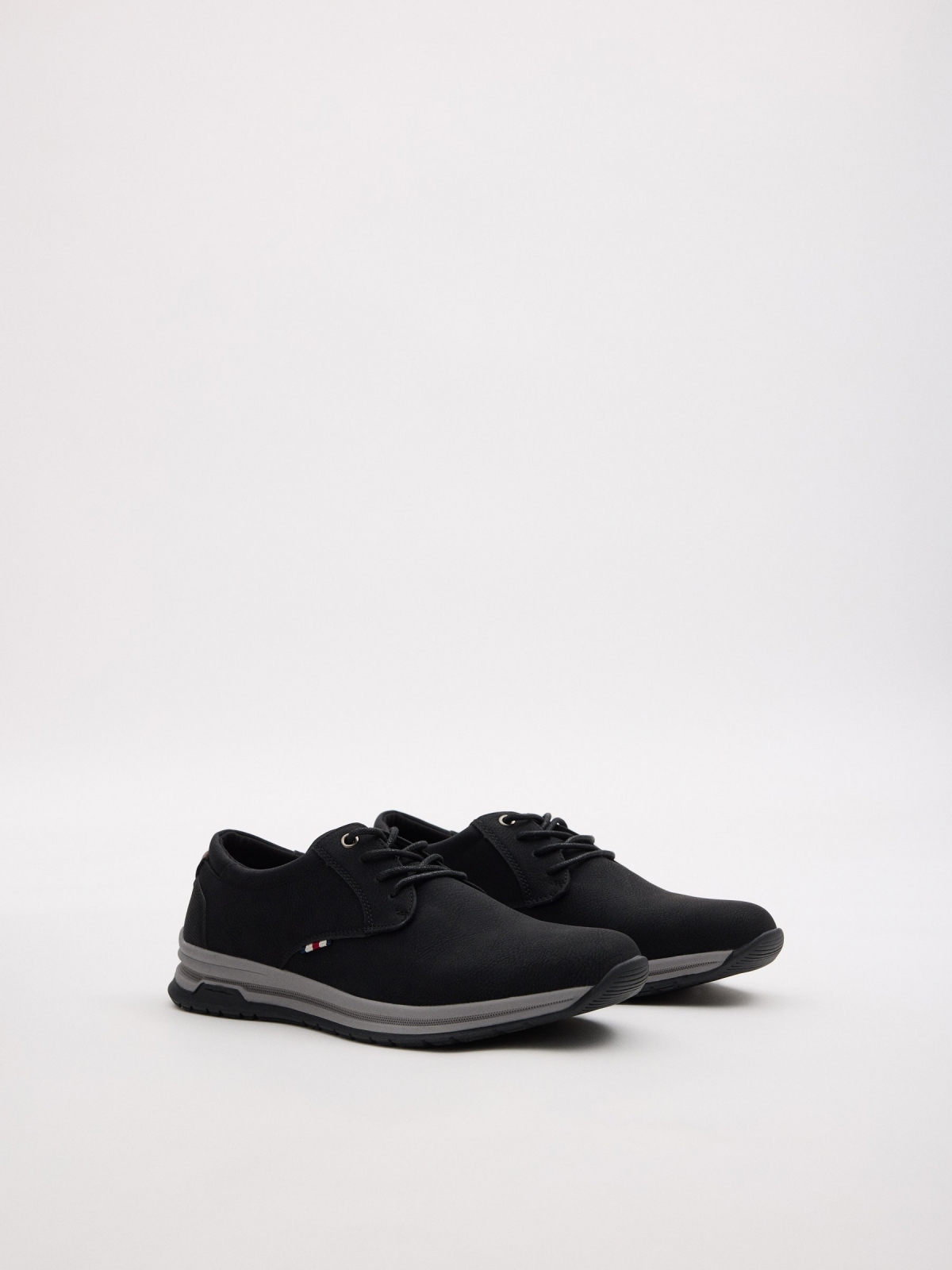 Zapato clásico deportivo negro negro vista frontal 45º