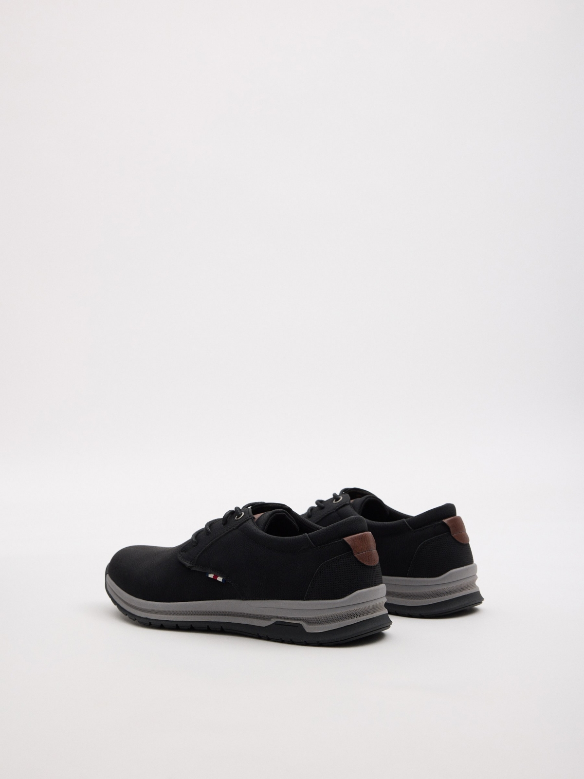 Zapato clásico deportivo negro negro vista trasera 45º