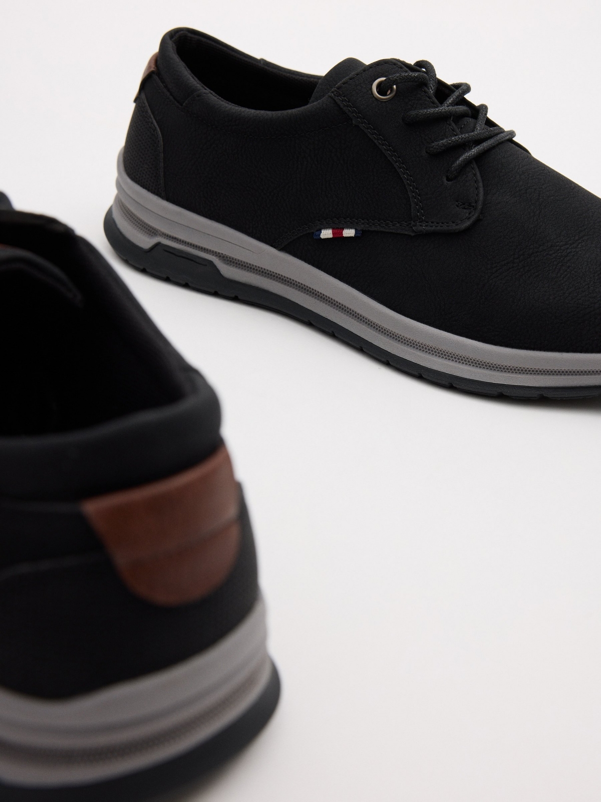 Zapato clásico deportivo negro negro vista detalle