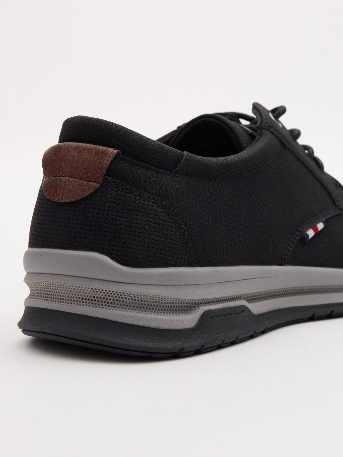 Zapato clásico deportivo negro negro vista detalle