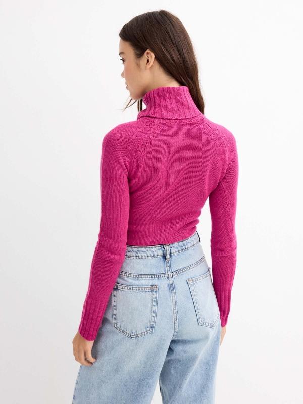 Jersey básico de cuello alto fucsia vista media trasera