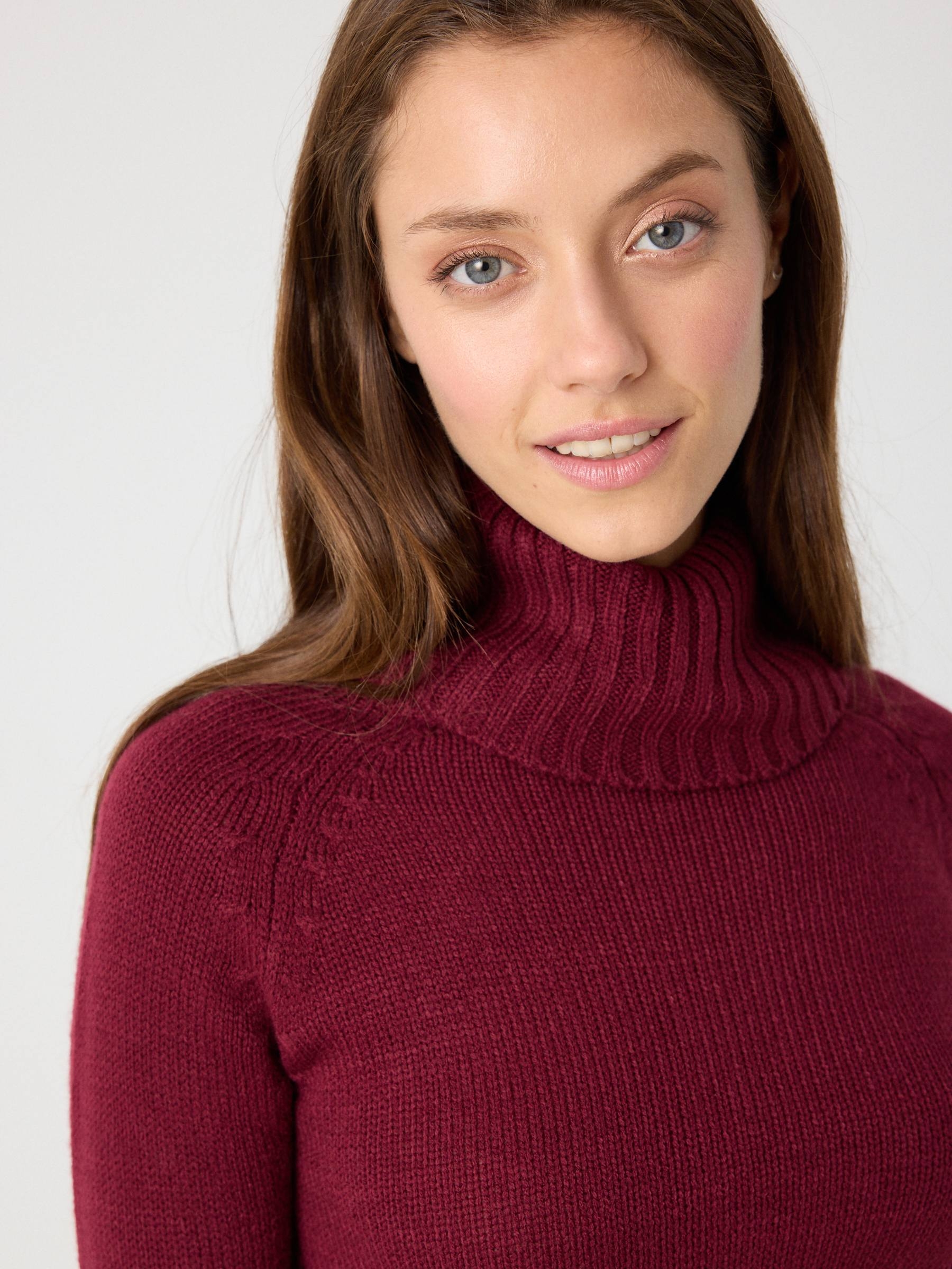 Basic turtleneck sweater garnet middle front view