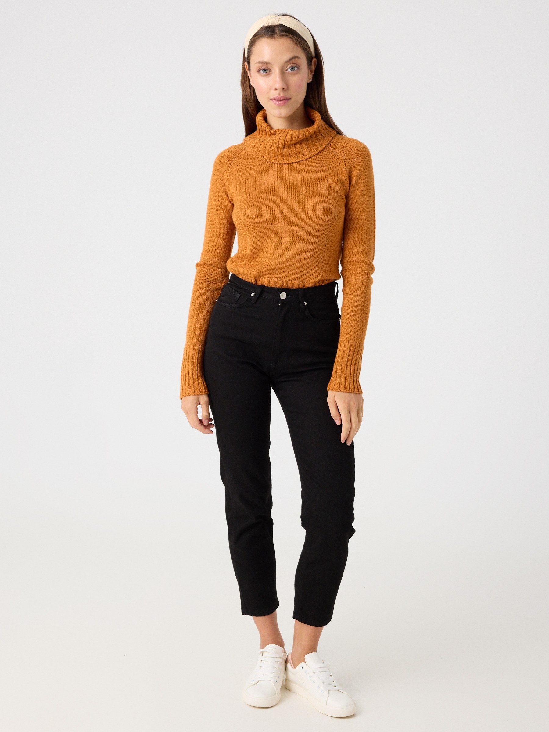 Jersey punto cuello alto ocre vista media frontal