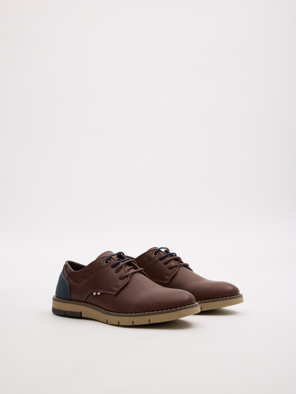 Zapato clásico bicolor marrón oscuro vista frontal 45º