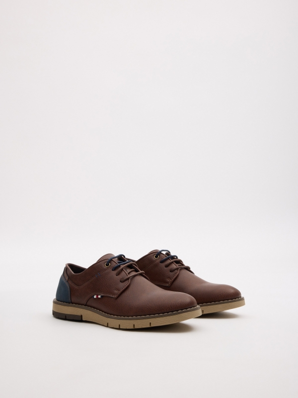 Zapato clásico bicolor marrón oscuro vista frontal 45º