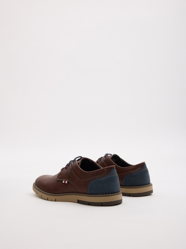 Zapato clásico bicolor marrón oscuro vista trasera 45º